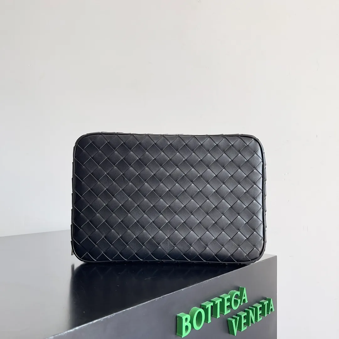 Batch 1720 BV's new men's cowhide woven handbag Storage bag Ding dong🔔, I don't need to say more about how popular this men's handbag is. The large capacity meets the storage needs to the greatest extent, and the simple and elegant appearance highlights fashion and charm. Style number: 765804 Size: 26*17*5cm
